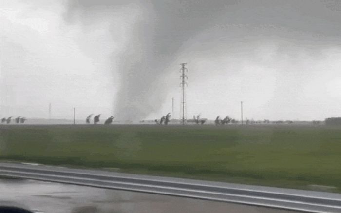 Dông lốc ở Ninh Bình khiến 6 người tử vong