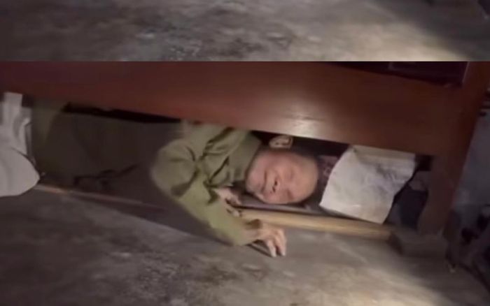 'Thương đứt ruột' hình ảnh cụ ông Nghệ An nằm dưới gầm giường tránh bão dữ