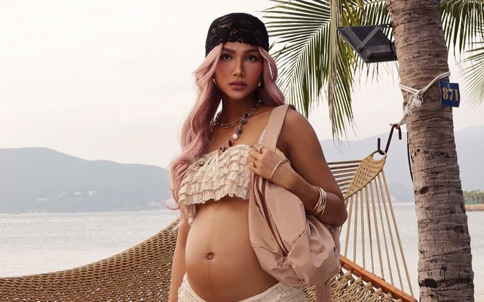 H'Hen Niê khoe ảnh hở bạo hiếm hoi trước khi sinh con