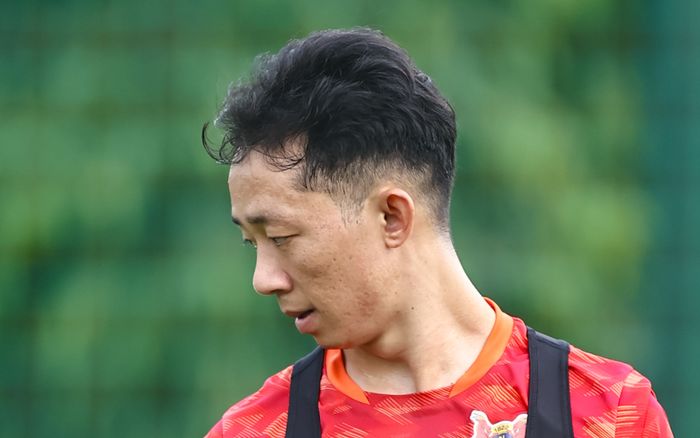 Châu Ngọc Quang báo tin dữ cho HLV Kim Sang Sik