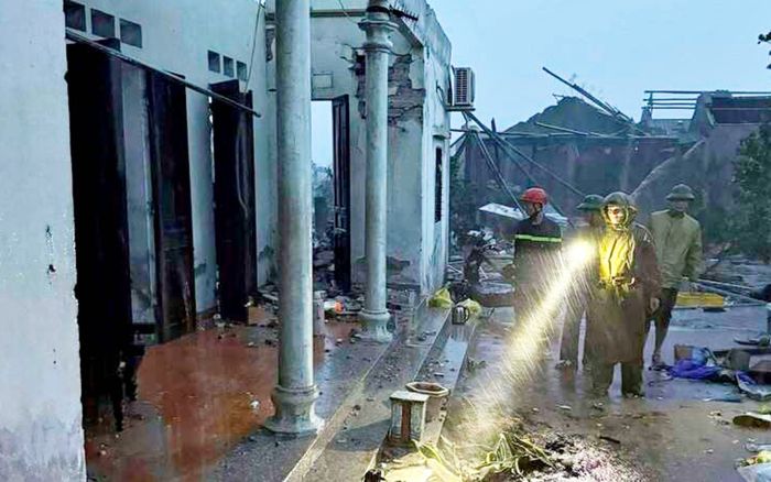 Thanh Hoá: Giải cứu 4 ông cháu mắc kẹt trong căn nhà bị sập do bão số 10