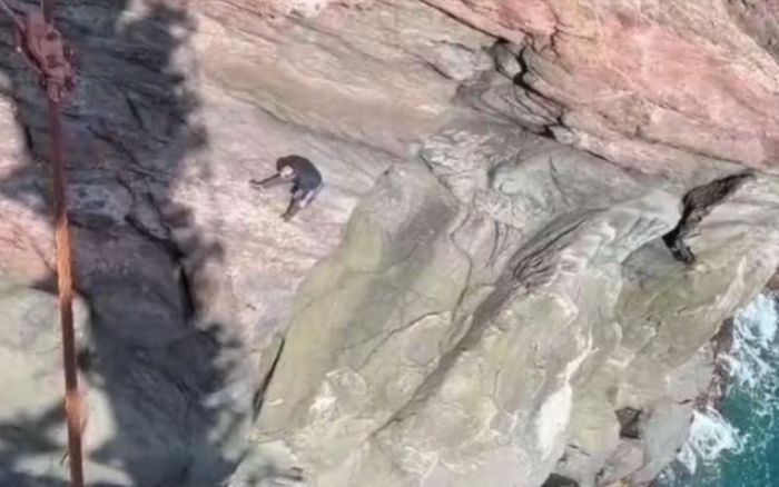 Người đàn ông vừa phẫu thuật xong bỗng liều mình trèo vách đá làm một việc khiến vợ bật khóc