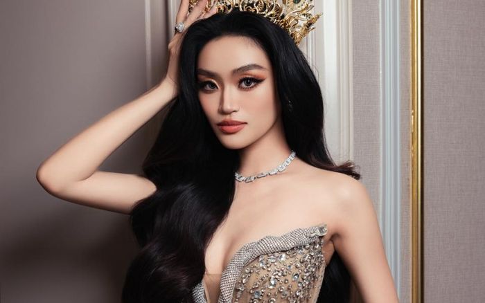 Hoa hậu Hòa bình Việt Nam mặc váy hở bạo khi qua Thái, thiếu 1 chi tiết cực quan trọng