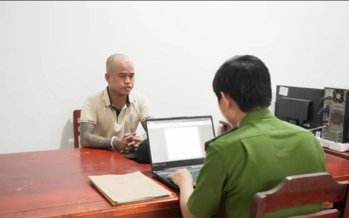 Thanh niên thử xe máy rồi phóng đi luôn, bỏ lại người yêu ngơ ngác ở tiệm bán xe