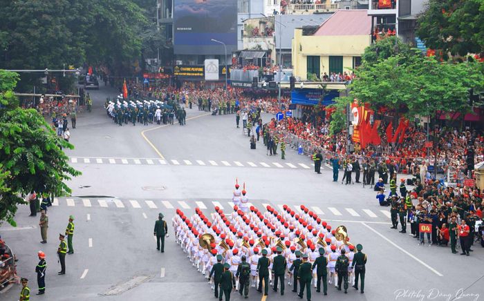 Trong vòng tay nhân dân, vang vọng A80