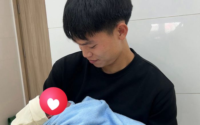 Hồ Văn Cường có con trai đầu lòng, ai cũng khen bé đẹp trai như bố