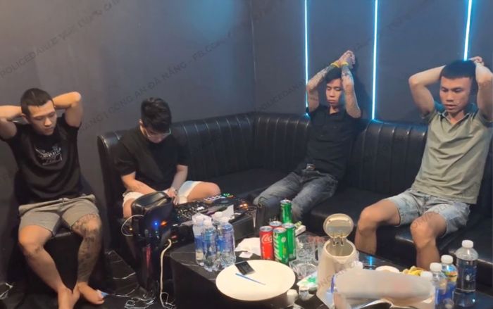 Kiểm tra phỏng VIP quán bar, Cảnh sát bắt quả tang hành vi xấu hổ của 4 thanh niên
