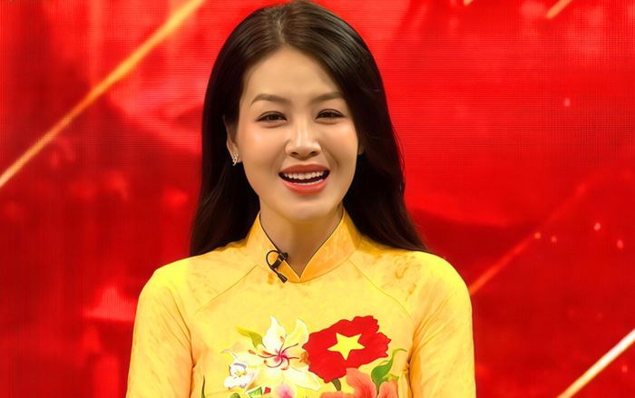 Vẻ đẹp của nữ biên tập viên dẫn truyền hình trực tiếp lễ diễu binh 2/9 gây chú ý