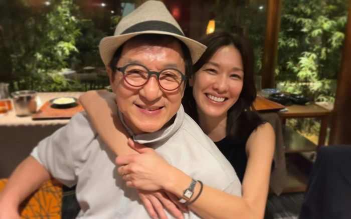 Thành Long thân thiết bên cô gái đặc biệt sau 28 năm