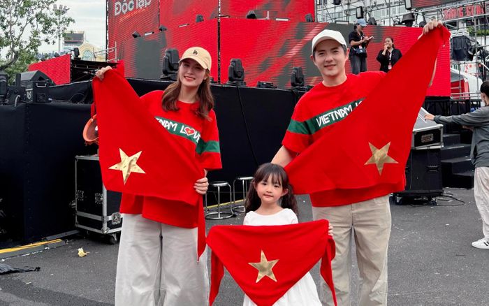 Con gái Đông Nhi gây sốt khi lần đầu khoe giọng trên sân khấu