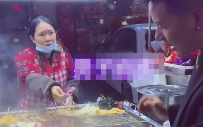 Gặp lại vợ cũ bán hàng rong sau 5 năm ly hôn, người đàn ông bật khóc khi nghe câu nói của cô