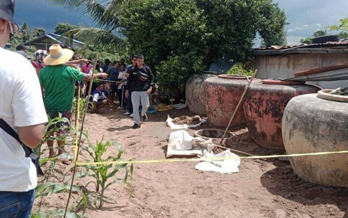 Tìm thấy bộ xương trong bể phốt ngoài sân, người vợ nghi là của chồng mất tích 3 năm trước