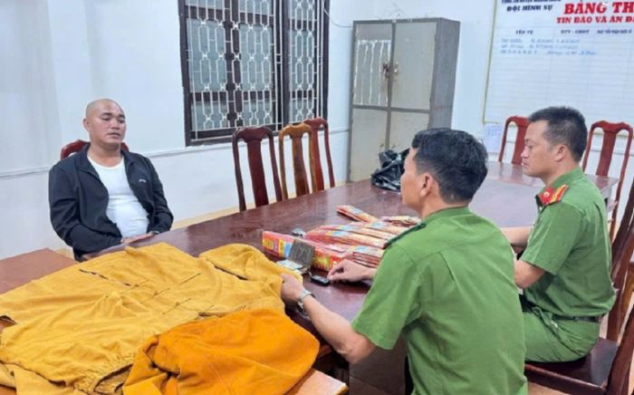 Cho thanh niên lạ mặt vào nhà thắp nhang, cô gái không ngờ kết cục nhận được