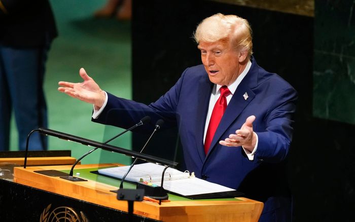 Ông Donald Trump tuyên bố áp thuế 100% với một mặt hàng