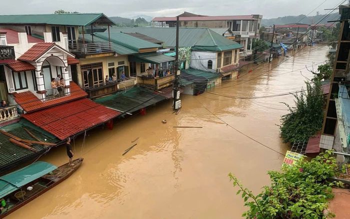 Bão số 10: Người dân Lào Cai chạy lũ ngay trong đêm