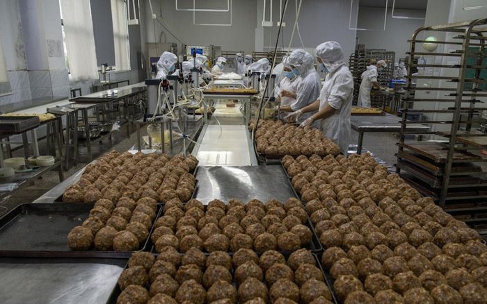 Rầm rộ tin đồn công nhân rơi vào máy làm bánh trung thu nhiều ngày mới phát hiện, bánh đã được bán ra thị trường