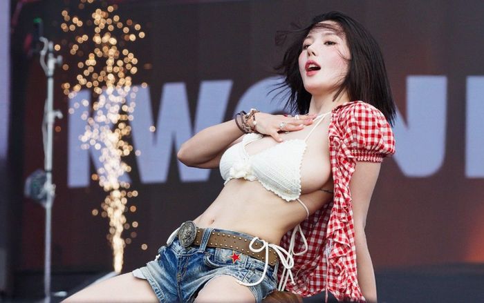 'Nữ thần gợi cảm' Kwon Eunbi gây tranh cãi vì bức ảnh chụp cùng khán giả