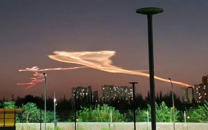 Dải ánh sáng kỳ lạ xuất hiện trên bầu trời khiến người dân xôn xao