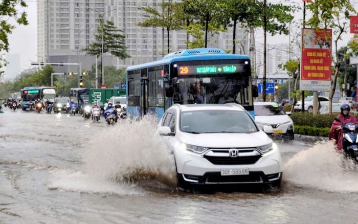 Hà Nội: Mưa lớn gây ngập lụt nhiều nơi