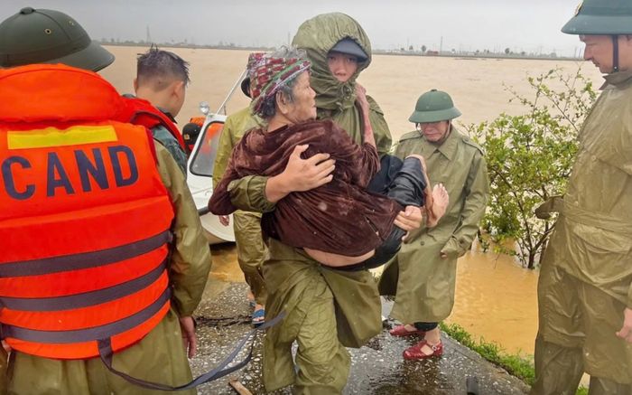 Xuyên đêm giải cứu hàng chục hộ dân ở Thanh Hóa đến nơi an toàn