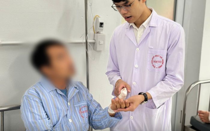 Người đàn ông bị ăn mòn xương vì vật thể lạ ở tay