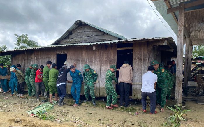 'Thần đèn' mang áo lính dời nhà cho dân khỏi vùng nguy cơ sạt lở