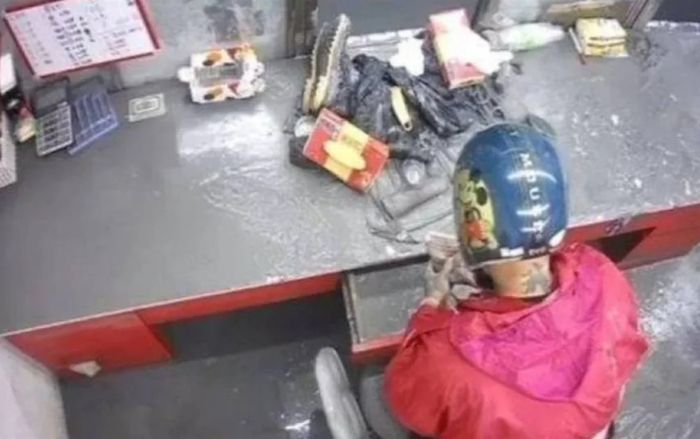 Đến thăm bạn gái trong vùng lũ, người đàn ông có hành động gây phẫn nộ