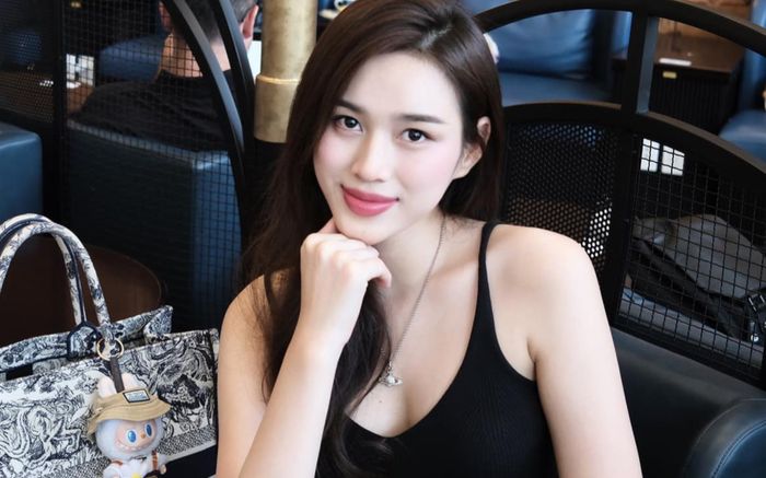 Đỗ Thị Hà chuộng mẫu váy ngắn hết cỡ, khoe trọn đôi chân 1m11 nuột nà