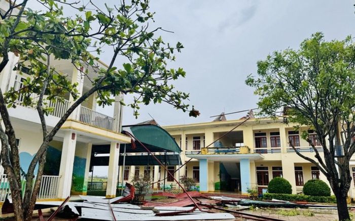 Nhiều cơ sở giáo dục thiệt hại do bão số 10