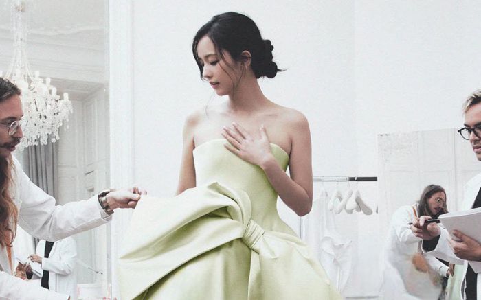 Jisoo (BLACKPINK) gây sốt với hình tượng 'nàng thơ' trong clip thử đồ vỏn vẹn 15 giây