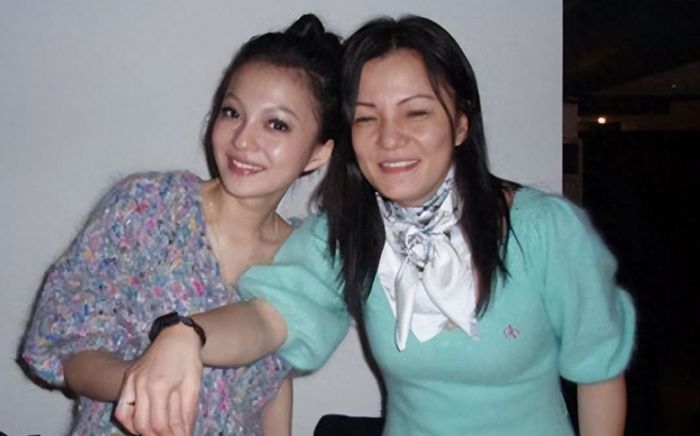 Nữ ca sĩ bị mẹ ruột lừa lấy hết tài sản, tuyên bố từ mặt: 'Tôi hoàn toàn sụp đổ'