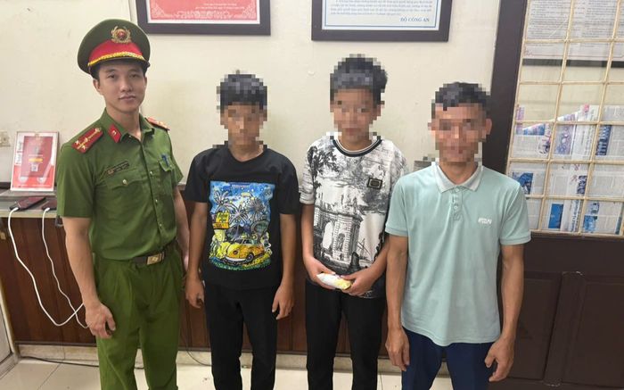 Thấy 2 bé trai đứng ngơ ngác, cán bộ Công an tiếp cận liền rõ sự thật phía sau
