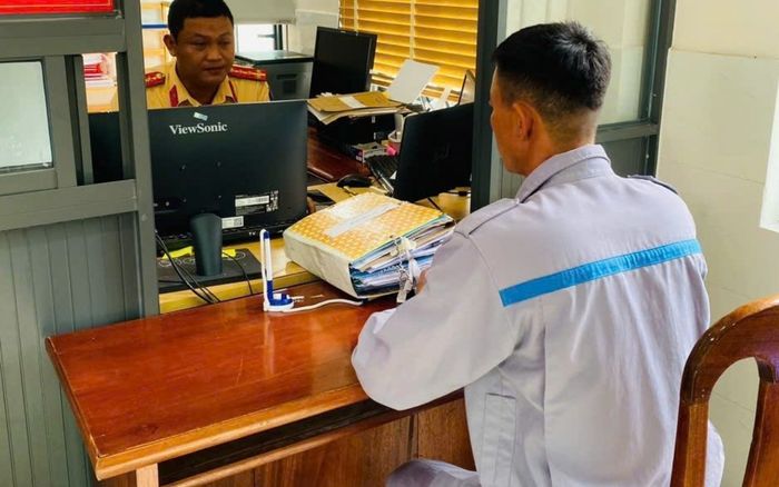 Tài xế đánh võng trước đầu xe tải, khai lý do không thể tin được tại cơ quan Công an