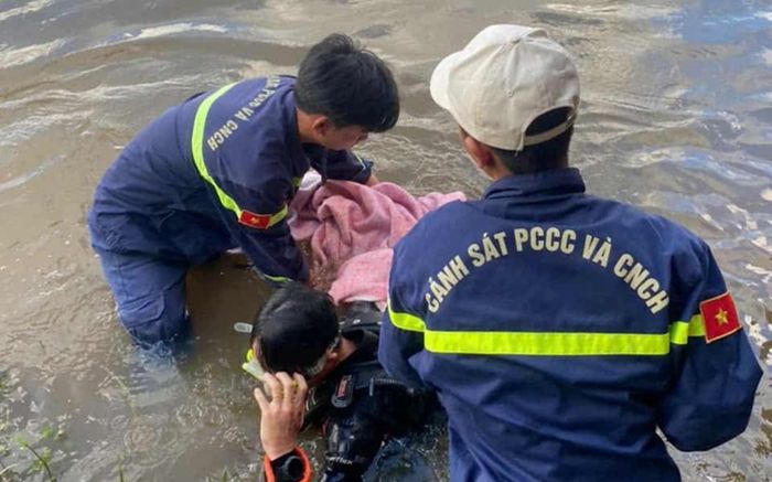 2 bé gái chơi ở gầm cầu, lúc tìm thấy gia đình bàng hoàng với cảnh trước mắt