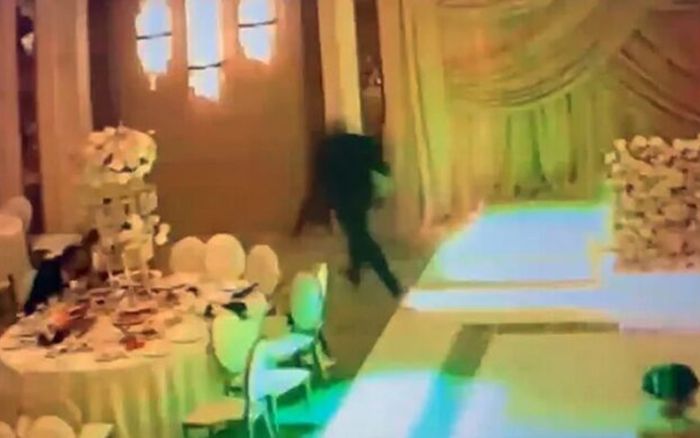 Bị kẻ lạ mặt ăn trộm thùng tiền 1.5 tỷ đồng, cô dâu bật khóc tại đám cưới