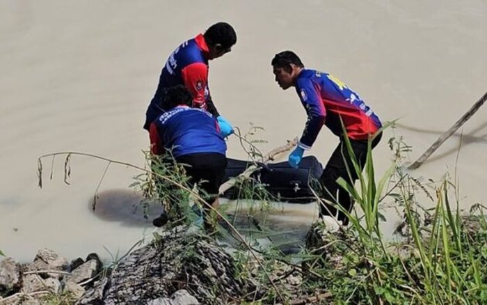 Chiếc vali lạ trôi nổi trên sông, người dân bàng hoàng khi vớt lên kiểm tra