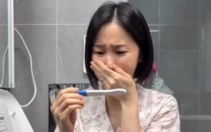 Nữ ca sĩ hạnh phúc báo tin mang thai song sinh sau khi mắc ung thư