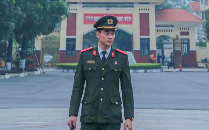 Loạt ảnh cực điển trai của 'soái ca cảnh vệ' Phùng Thế Văn