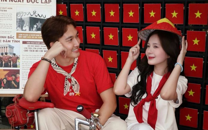 Vợ Đình Tú 'ghi điểm' với hành động đẹp ở chốn đông người