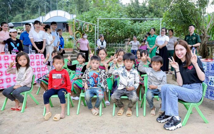 Nghĩa cử cao đẹp của Hòa Minzy khiến cộng đồng mạng dậy sóng