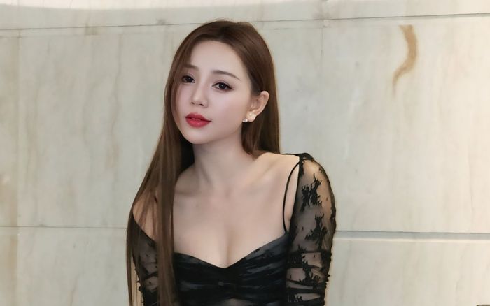 Quỳnh Kool nóng bỏng khi diện váy xuyên thấu táo bạo