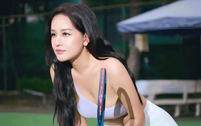 Mai Phương Thúy khoe dáng gợi cảm trên sân tennis, soi kỹ mới thấy 1 điều lạ lùng