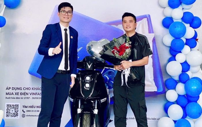 Khách hàng Cà Mau mua VinFast VF 3, bất ngờ trúng thêm xe máy điện Theon S
