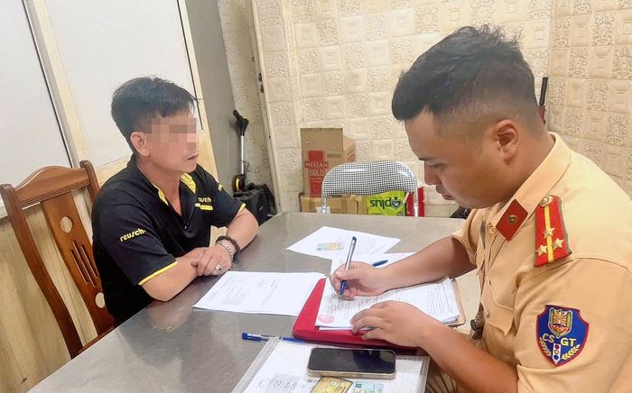 Danh tính tài xế chở theo téc chứa dầu làm dầu diesel đổ xuống đường Hà Nội