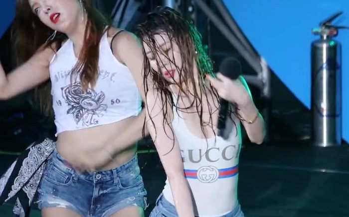 Nữ ca sĩ gây bất ngờ khi diện bodysuit khoét ngực, khoe trọn hình thể gợi cảm tại waterbomb