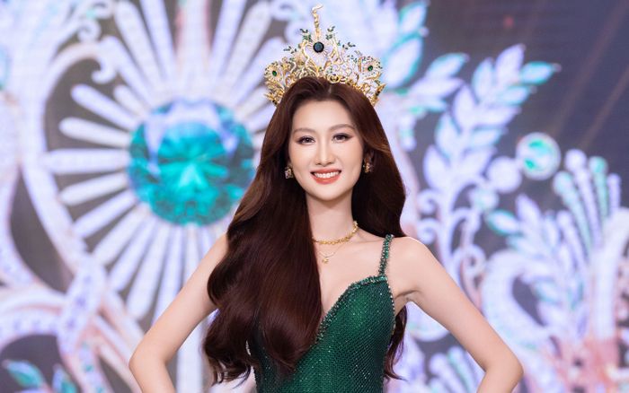 'Soi' nhan sắc Quế Anh qua camera thường trước khi hết nhiệm kỳ Miss Grand Vietnam