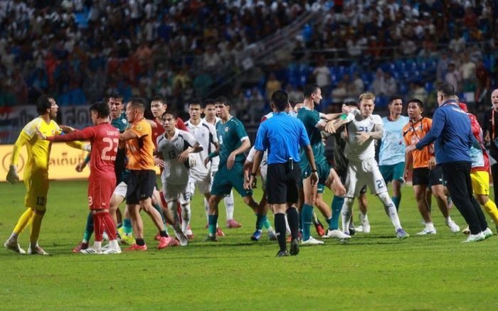 Supachok 'cầm đầu' màn xô xát kịch liệt của cầu thủ Thái Lan với Iraq