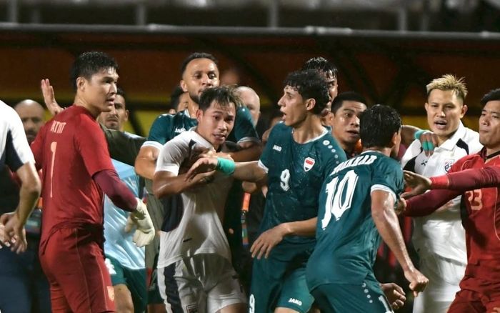 Supachok đánh đối thủ, tái hiện cảnh Văn Hậu bị tát ở Thái Lan