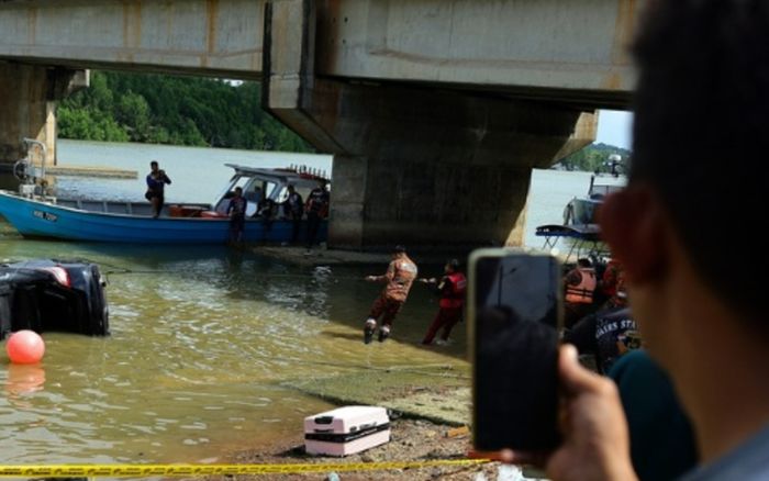 Để hai đứa con trong xe hơi rồi ra ngoài hút thuốc, người cha gục ngã sau khi quay lại