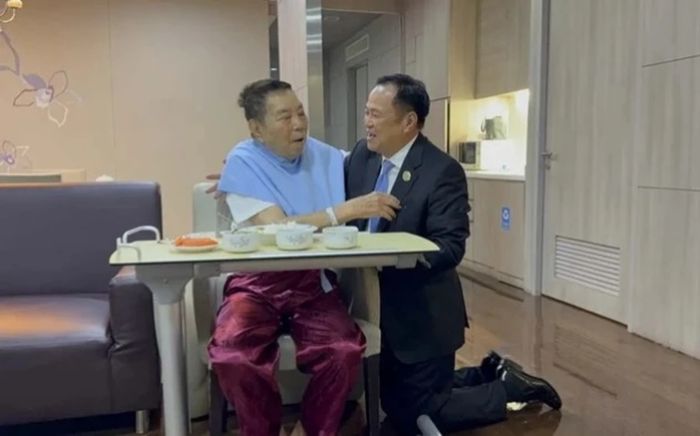 Hình ảnh Tân Thủ tướng Thái Lan quỳ gối trước cha ở bệnh viện gây chú ý